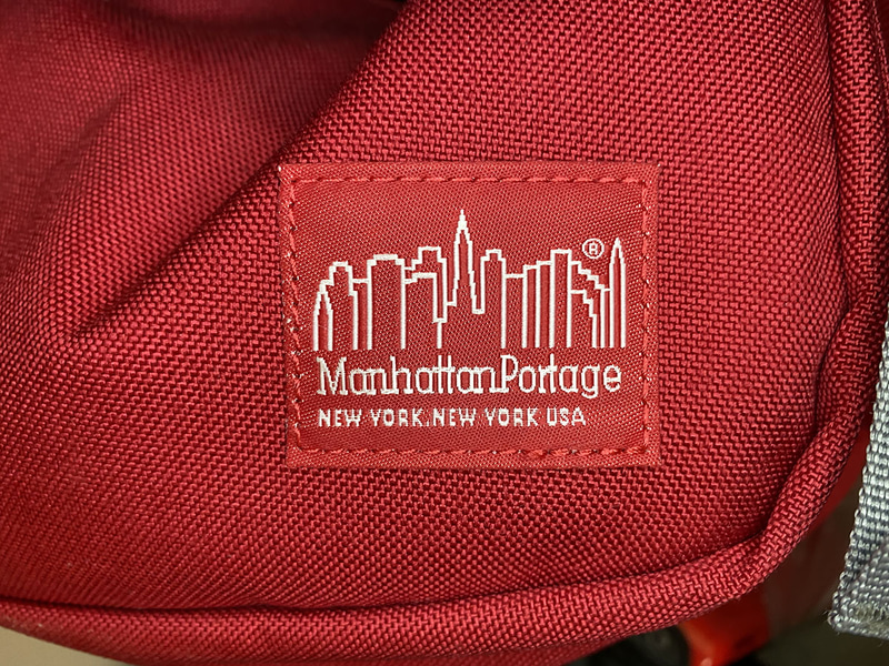 こちらはバッグのピスネーム。リングライトを使ったら細部の解像感が大きく高まりました。