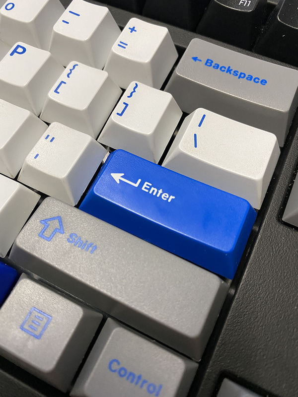 キーボードは、あまり差がありませんが、リングライト使用の写真は刻印がよりクッキリと見えます。