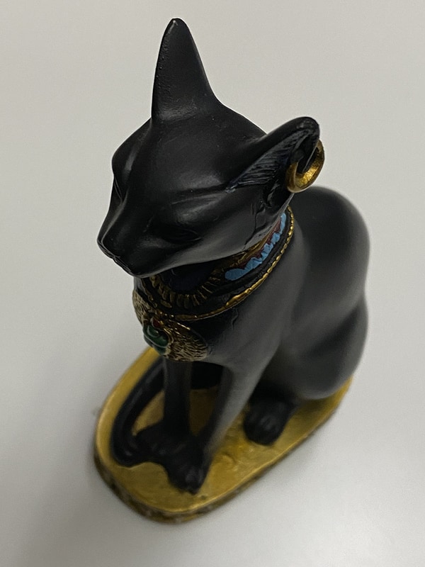 猫の女神バステトの置物。