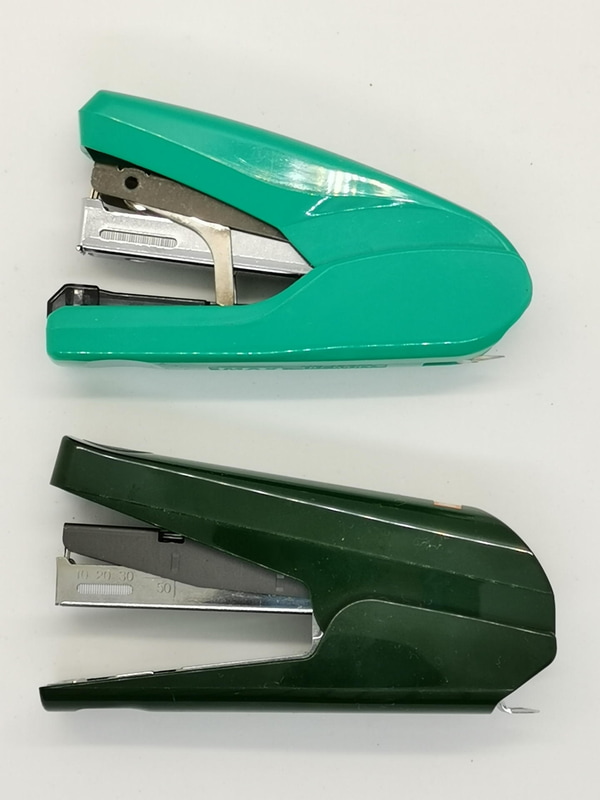 筆者が愛用している最近のMAX社のホッチキス（上：HD-10DFL）と道具ホッチキス（下：HD-10TLK）は令和の商品らしくどちらも開口部が大きく、対象の紙のスタックを奥まで差し込めるのが特長だ