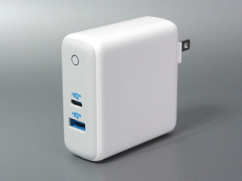 USB Type-AとType-Cを各1ポート搭載。なお製品ページには「60W」という見出しが踊っているが、これは合計値で、Type-Cは最大45Wだ