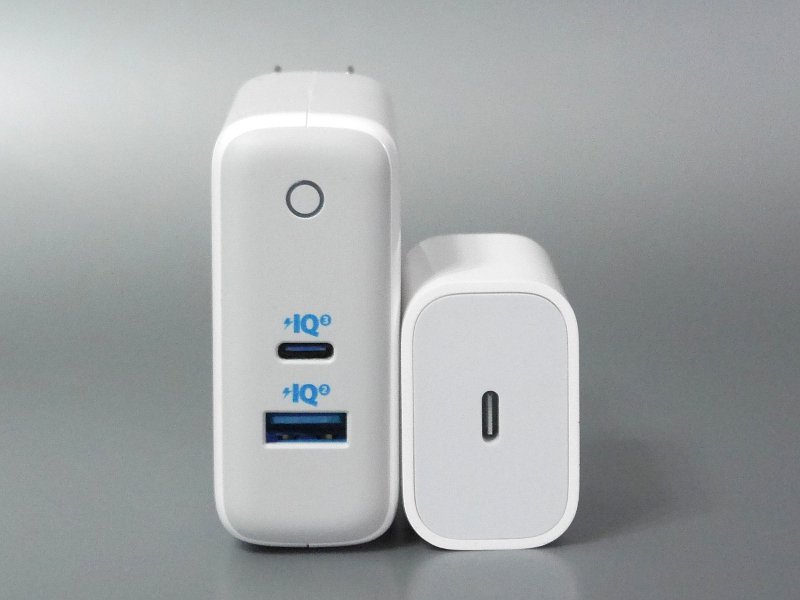 iPhone 11 Pro/iPad Pro付属のApple製USB-C充電器（右）との比較。容量が大きく、かつ2ポート搭載するため本製品のほうがかなり大柄だ