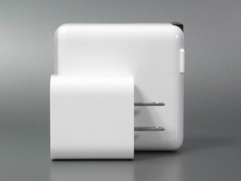 もっともApple製USB-C充電器はプラグが折り畳めないので、体積的にはせいぜい1.5倍といったところ