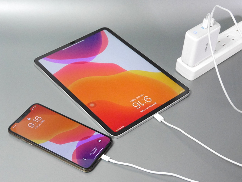 USB Type-AとType-Cそれぞれでデバイスを充電できる。前者も最大15W（9V/1.66Aまたは12V/1.25A）という特殊な仕様