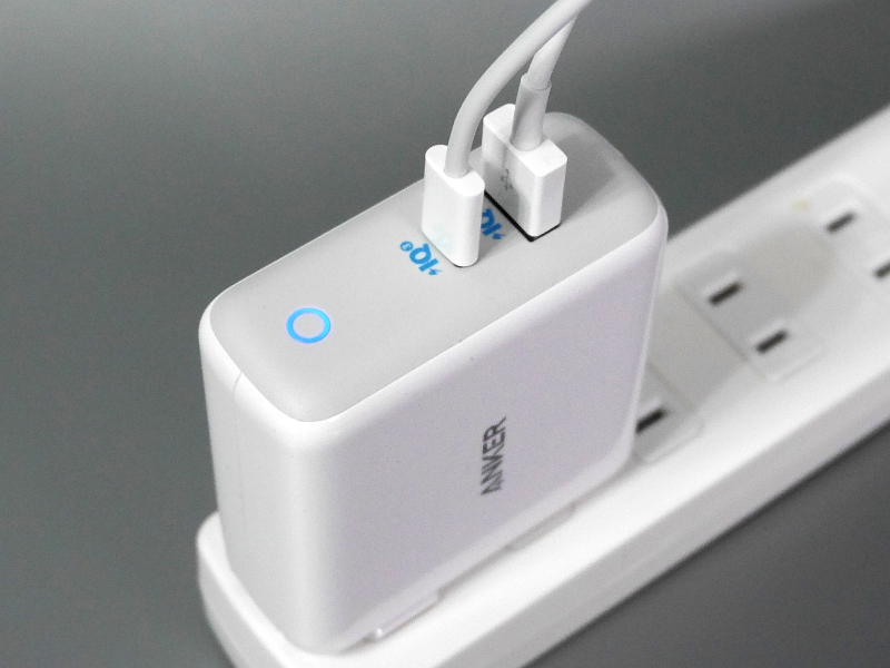 通電中は正面パネル上部のLEDが青く点灯する