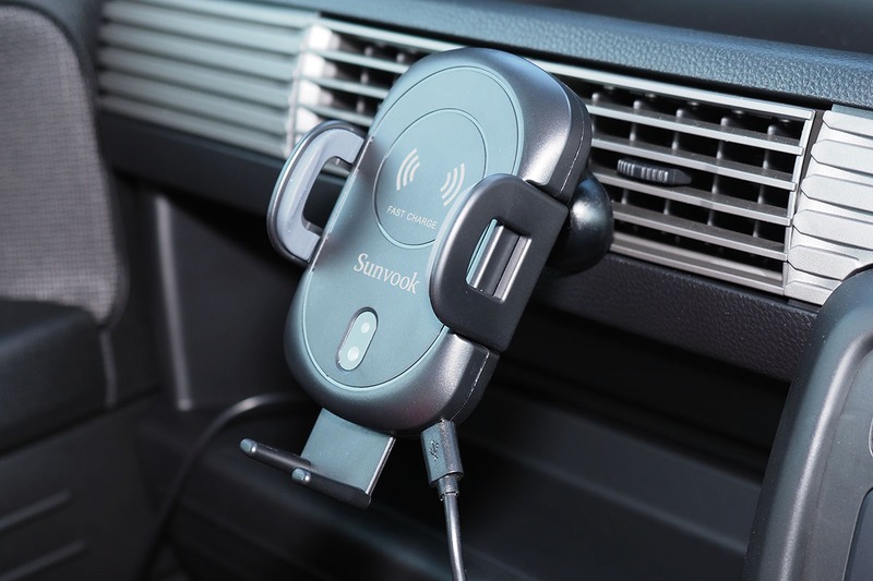 Qi対応の車載用スマートフォンホルダーで、「ホルダーが自動開閉して端末を片手でスマートに脱着できる」というカテゴリーの品を使っての記事です。