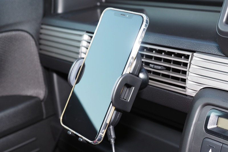 Qi対応の車載用スマートフォンホルダーで、「ホルダーが自動開閉して端末を片手でスマートに脱着できる」というカテゴリーの品を使っての記事です。