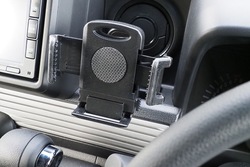 ホンダの商用軽自動車N-VANの「あまり活用されない物入れ部分」にセットできるスマートフォンホルダーについてレポートしました。