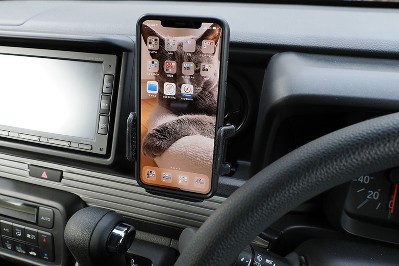 ホンダの商用軽自動車N-VANの「あまり活用されない物入れ部分」にセットできるスマートフォンホルダーについてレポートしました。