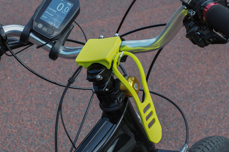 自転車などにスマートフォンとモバイルバッテリーを同時に装着できるホルダー、UNiQ「Fanta Stick Holder BICYCLE」をレビューしました。