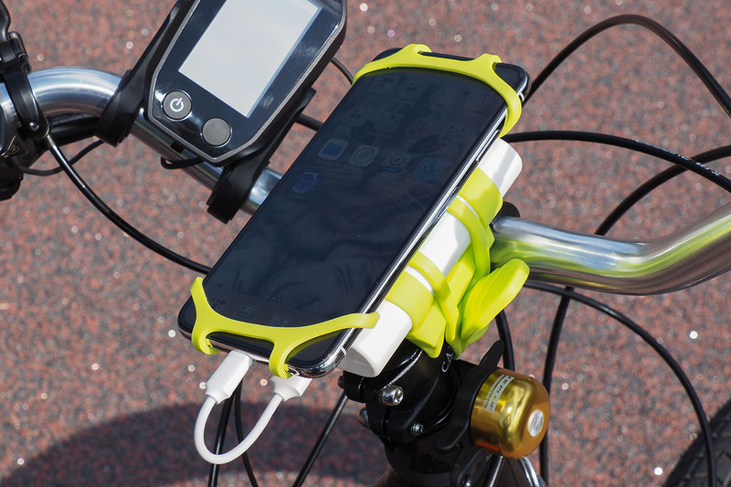 自転車などにスマートフォンとモバイルバッテリーを同時に装着できるホルダー、UNiQ「Fanta Stick Holder BICYCLE」をレビューしました。