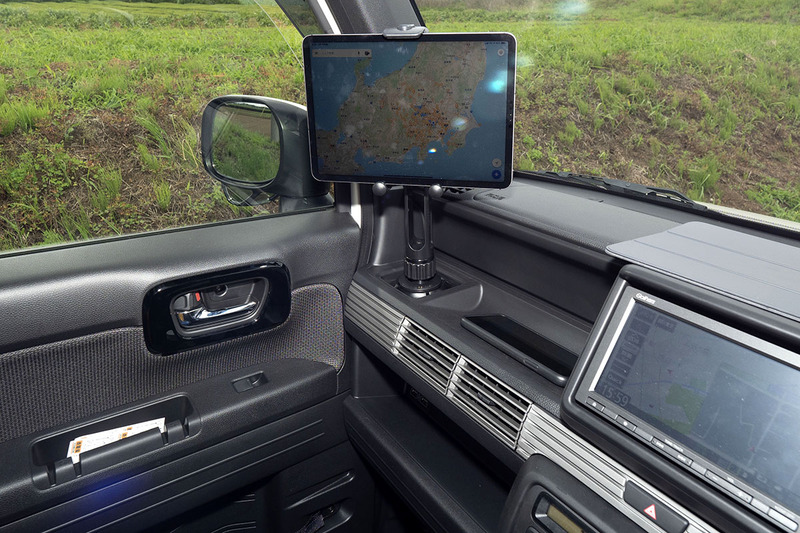 カップホルダー装着式でスマートフォンやタブレットに対応した、設置の自由度が高いクルマ用ホルダーをレビューしました。