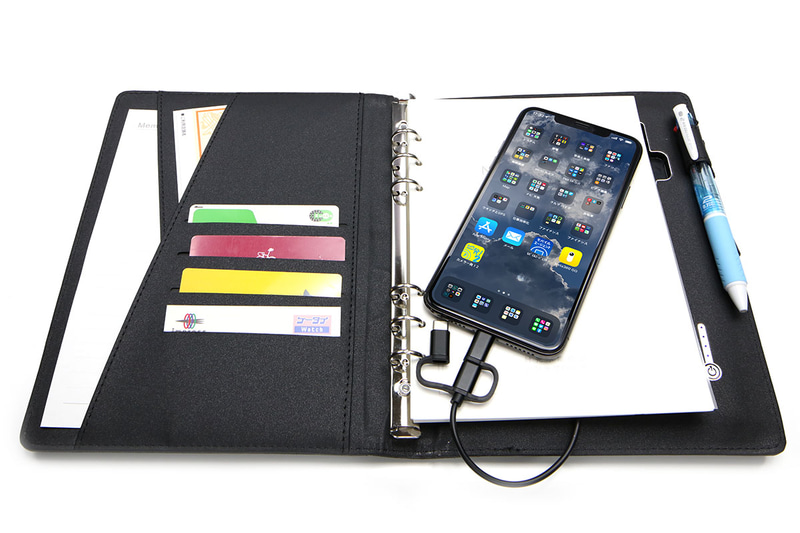 モバイルバッテリーを内蔵したA5サイズのリフィルノートカバー、ソウイジャパン「充電ノート SY-106」をレビューしました。