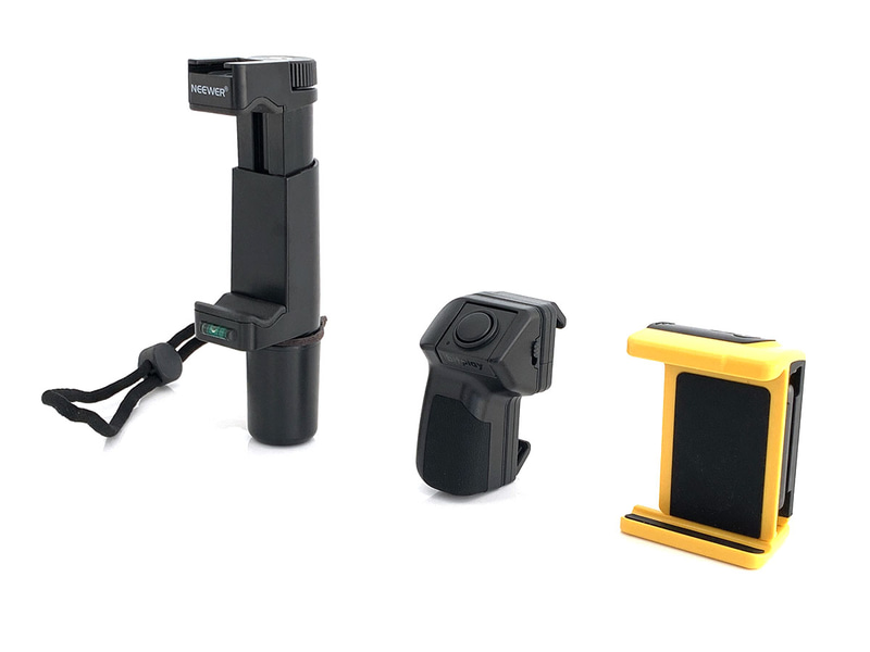 スマートフォンでの撮影を快適にするグリップ製品各種をレビューしました。写真は記事中で「神グリップ！」として扱ったAdonit「PhotoGrip」です。