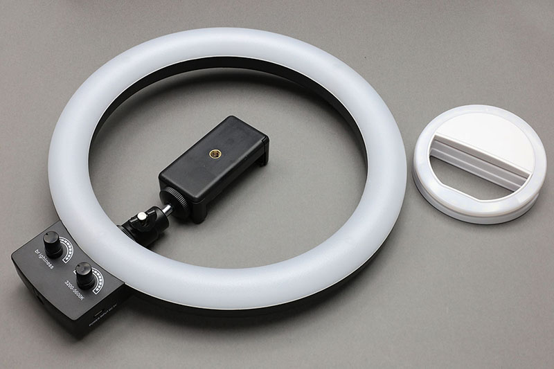 スマホでの自撮り用に使うリングライト各種を、自撮り以外でも役立てるという方向でレポートしました。