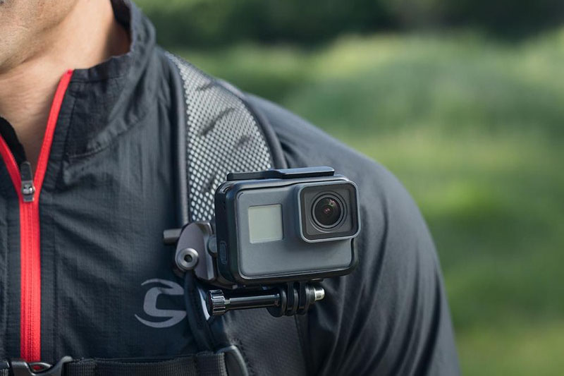 カメラ用品ブランドのピークデザイン（Peak Design）の新型「P.O.V. KIT」を紹介しました。アクションカメラなどを身に着けて撮影できるというキット。これを使い、自転車にアクションカメラを装着。最近のアクションカメラは電子的なブレ補正性能が非常に高いので、自転車から伝わる振動も大幅に抑えられ、一昔前よりずっと美しい「自転車走行動画」が撮れるゾ、という話も書いています。