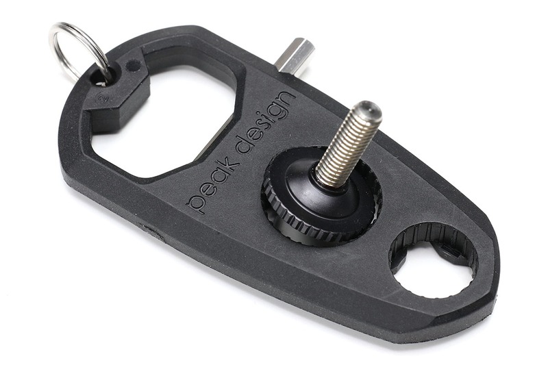 Peak Design（ピークデザイン）ブランドのカメラマウントが新型になったら、なーんなモヤモヤする不便さが生まれてイヤなんだけど、でもこのパーツを変えば解消だっ！　といった、非常に細かいコトを書いている回です。でもピークデザインブランド品ユーザーあるあるだったりしますので、ユーザーの方はゼヒ。