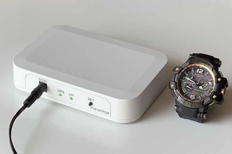 電波により時刻を自動修正する電波時計。いつでも正しい時間を示してくれる電波時計が大好きな筆者ですが、たまに電波を受信せず、不正確な時間が表示されたりしてイライラ。このフラストレーションから逃れる方法はないのか？　ということで、電波時計の時刻をスッキリと合わせられる方法についてイロイロ書いています。写真は共立プロダクツの「GPS式電波時計用リピータ P18-NTPGR」で、筆者はコレでイライラを大解消しました。