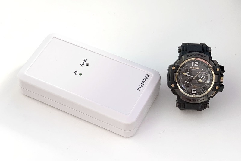 電波により時刻を自動修正する電波時計。いつでも正しい時間を示してくれる電波時計が大好きな筆者ですが、たまに電波を受信せず、不正確な時間が表示されたりしてイライラ。このフラストレーションから逃れる方法はないのか？　ということで、電波時計の時刻をスッキリと合わせられる方法についてイロイロ書いています。写真は共立プロダクツの「GPS式電波時計用リピータ P18-NTPGR」で、筆者はコレでイライラを大解消しました。