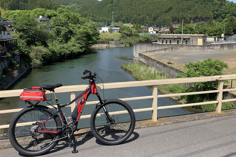 ミヤタ「RIDGE-RUNNER」とTern「Vektron S10」の2台のe-bikeを使用中の筆者。e-bikeはとにかくラク。ならばさらにコンフォートに改造だ！　ということで、安楽にサイクリングする方向でパーツ交換などをしているという話です。写真はミヤタ「RIDGE-RUNNER」ですが、左がコンフォート化前、右がコンフォート化推進中。コンフォート化すると、どんどん自転車のカッコよさ鋭さ的なものがなくなり、優しい印象になっていきますね。