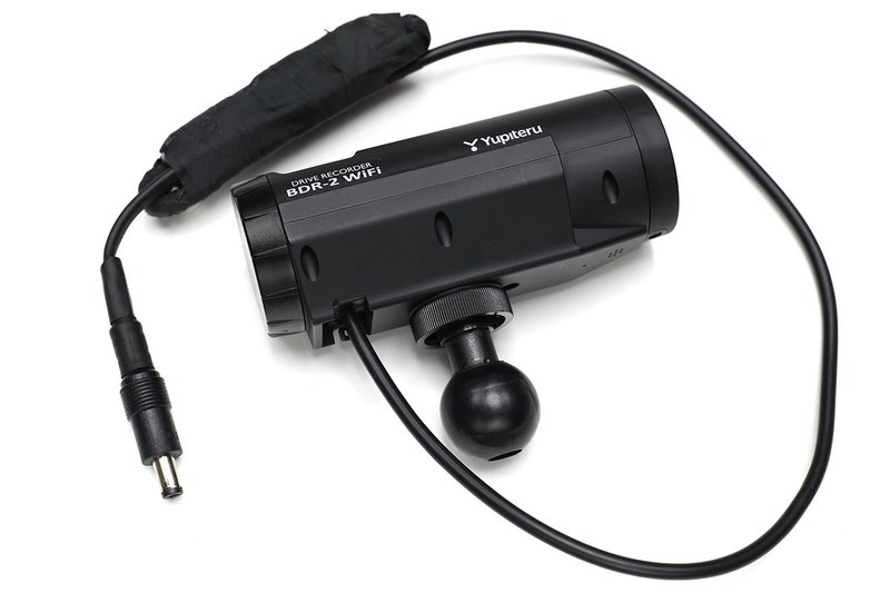 身近な機器の電源ケーブルを、全部DCコネクター化したら便利なのでは？　と思って実際にDCコネクター化をしてるという話です。右写真はモーターサイクル用ドライブレコーダーの電源ケーブルをDCコネクター化し、複数台の（DCコネクター電源追加済みの）モーターサイクルで流用できるようにしたもの。便利です♪　DCコネクターは右写真のような一般的なサイズに揃えています。