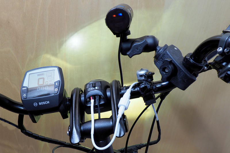 Ternのe-bike「Vektron S10」は、ライト用の電源として「DC12V最大1500mAが供給可能」であることがわかりました。12Vは一般的なモーターサイクルや乗用車と同じ電圧。前出のモーターサイクル用ドライブレコーダーがVektronでもツカエル！　というわけで、VektronにもDCコネクターを装着して、ドライブレコーダーを接続してみました、という話。左写真はVektronのライトから電源を取り出している様子で、防水DCコネクターを使用。右写真はVektronにモーターサイクル用ドライブレコーダーを搭載・接続した様子。実際に動作しました。大成功♪