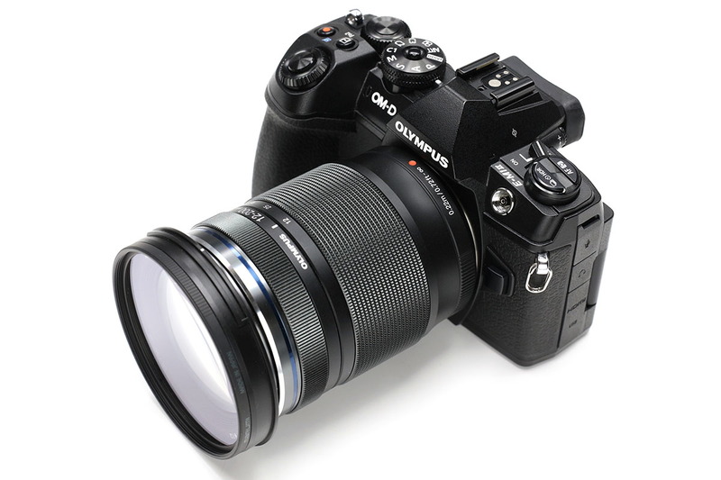 買った日から役立ちまくりのズームレンズの話。マイクロフォーサーズ規格のレンズでオリンパス「M.ZUIKO DIGITAL ED 12-200mm F3.5-6.3」です。35mm判換算で広角24mmから望遠400mmまでをカバーするズームレンズ。これ1本で筆者的にはたいていの撮影に対応可能。接写にも強くわりと軽めなので、非常に実用的です。