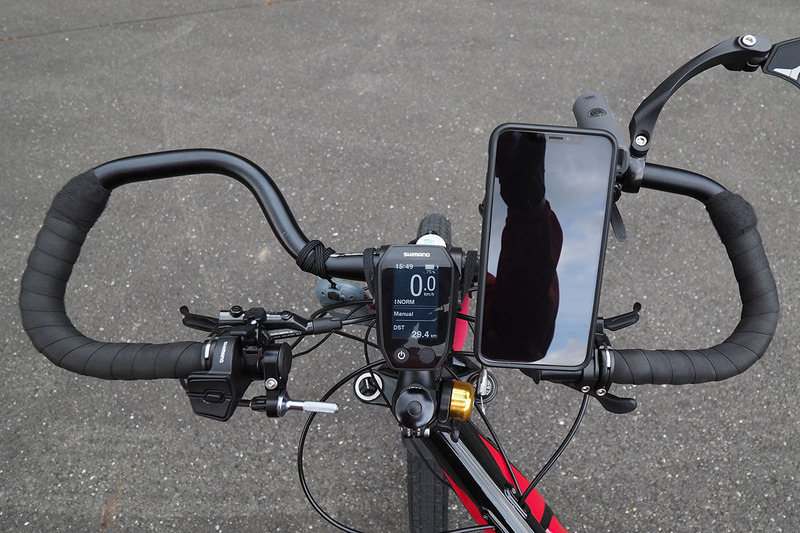 コンフォートなe-bikeを求め、e-bikeの各パーツを交換して安楽化を目指してきた筆者。最も多く換えたのはハンドルでした。この記事はその総集編。このハンドルにしたら、こうなった、的な内容です。でも最終的には一周回って元の木阿弥＋αって感じに。写真は、左がバタフライハンドルで、右がブルホーンハンドル。現在はe-bike購入時とほぼ同じハンドルに戻しています。