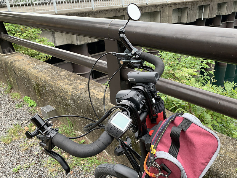 コンフォートなe-bikeを求め、e-bikeの各パーツを交換して安楽化を目指してきた筆者。最も多く換えたのはハンドルでした。この記事はその総集編。このハンドルにしたら、こうなった、的な内容です。でも最終的には一周回って元の木阿弥＋αって感じに。写真は、左がバタフライハンドルで、右がブルホーンハンドル。現在はe-bike購入時とほぼ同じハンドルに戻しています。