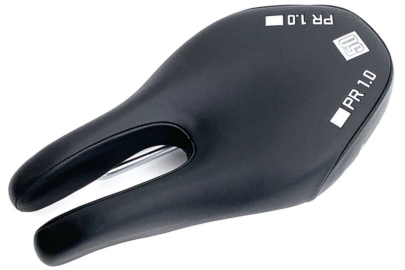 e-bikeで登坂中に起きる股間（会陰部）の痛み。座りっぱなしのヒルクライムをしがちだから起きる痛みだと思います。その痛みは「正座したときの脚の痛みが股間に集中する感じ」で、長く続くと「焼けるように痛い」という感じ。これを解消すべく、サドルを模索。左はAEROELASTIC「AE Saddle」で、右はISM「PR1.0」。会陰部に負担がかからないサドルをアレコレ試している記事です。