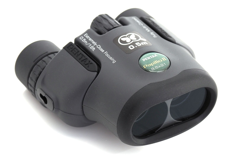 お気に入りの双眼鏡をオススメしている記事です。左は近くのものを大きく見られるので美術館巡りなどに役立つペンタックス「Papilio II」。右は光学式手ブレ補正機構を搭載していて高倍率でもブレや揺れが少ないキヤノン「18×50 IS AW」。双眼鏡による立体視はやっぱり愉快です♪