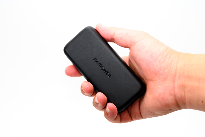 サイズ約111×51×25mm、重量約187gと一般的な10,000mAhのモバイルバッテリーと同等なサイズ感