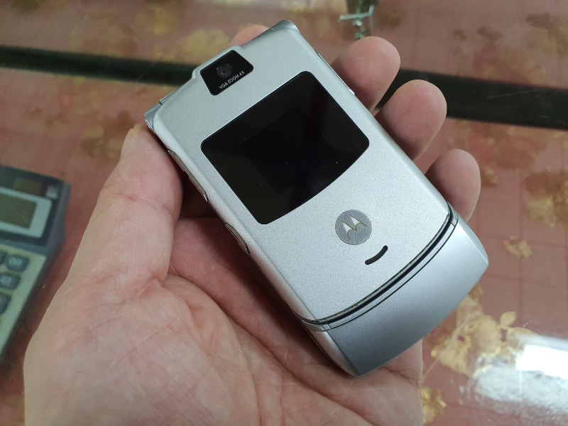 ジャンクで見つけたRAZR V3。傷はなく綺麗な状態