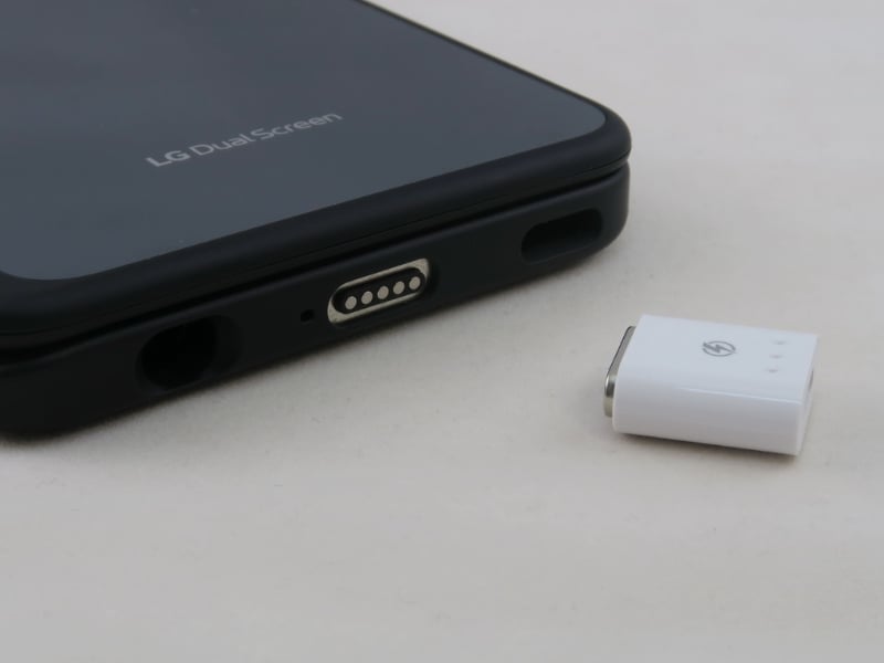 ディスプレイ付きケースの充電端子と付属の充電コネクタ（右）。充電コネクタにはUSB Type-Cケーブルが接続できるが、データ通信やファイル転送などは利用できない