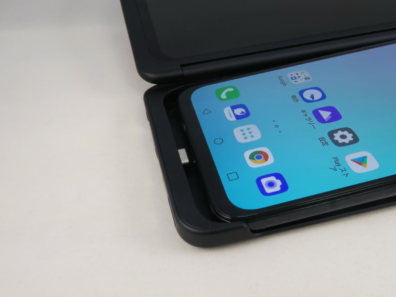 ディスプレイ付きケースには上側から本体をスライドさせるように装着する