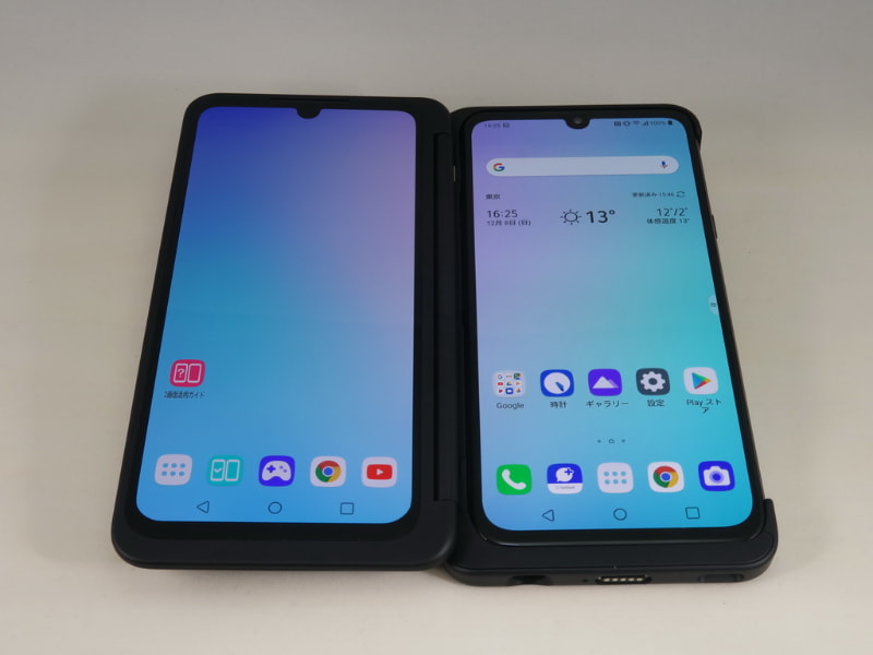 ディスプレイ付きケースを装着して、端末を開いた状態。一般的なスマートフォン2台分のスクリーンを利用できる