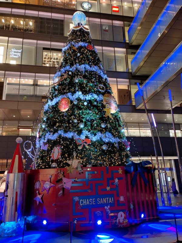 クリスマスツリーを撮影。周囲の明るさも残しながら、ツリーそのものも明るく撮影できている