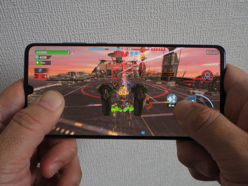 HUAWEI P30で最近プレイしている「War Robots」をプレイしている所。チップセットの性能が高いので、負荷が高いゲームも快適に動作するのは嬉しい