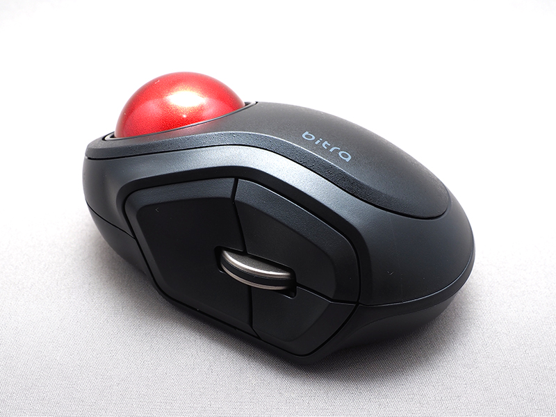 人差し指操作タイプ。側面に3つ、ボールの奥にもう一つボタンがある