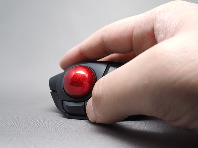 親指タイプは、本体に手のひらをどっしり乗せると使いやすい（写真は対比のため、手のひらを浮かせている）