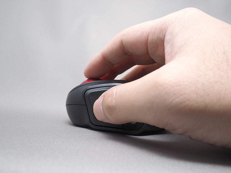 人差し指タイプは、手のひらを浮かしてつまむようにすると操作しやすい