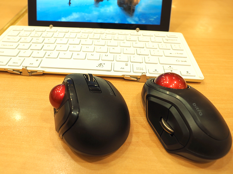 本稿の執筆風景。いずれも同じ端末で同時に使っているが、こんな使い方をする人はいないだろう……