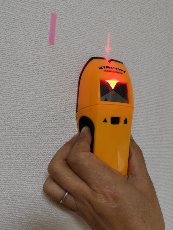 今度は先ほどとは逆に右から左に向かって同じようのHD60を滑らせて、スポットライトが↓マーカーを映し出した場所をマークする