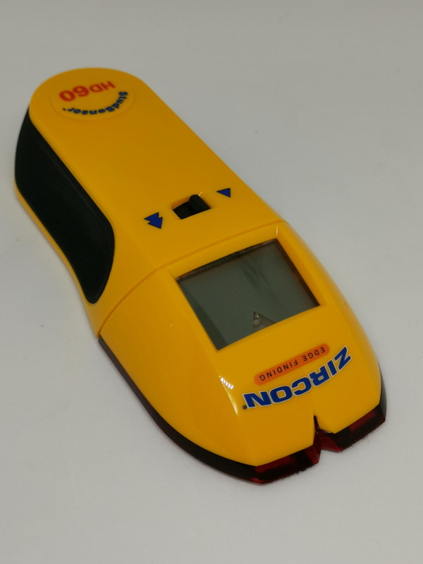 木槌で石膏ボードをコンコンと叩きながら裏側にあるはずの柱を感覚的に探すことに比べれば、スタッドセンサーは遥かに信頼性の高い確実な道具だ