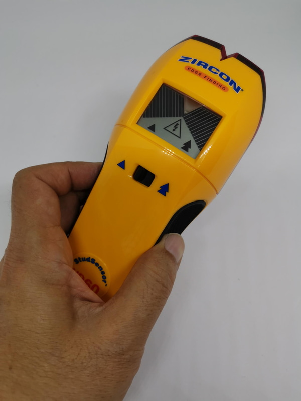 表面の液晶画面と、前面に投影されるスポットライト、左側面の電源オンオフボタンだけで操作する