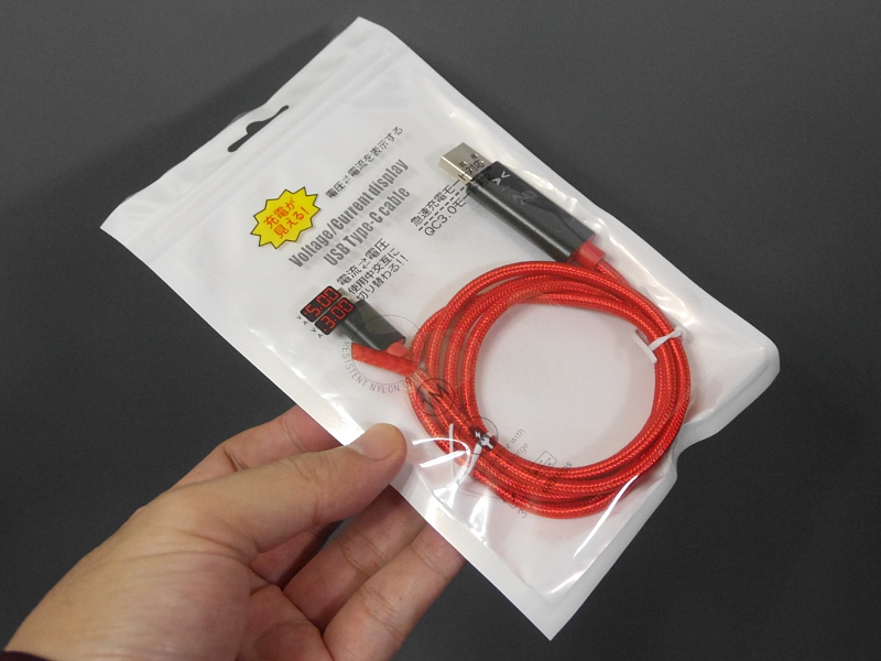 パッケージ。ケーブルは1mで、3A対応との表記がある