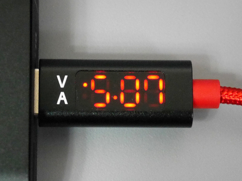 こちらは電圧（V）。「V」の側に赤い印がついていることから電圧の値だと分かる