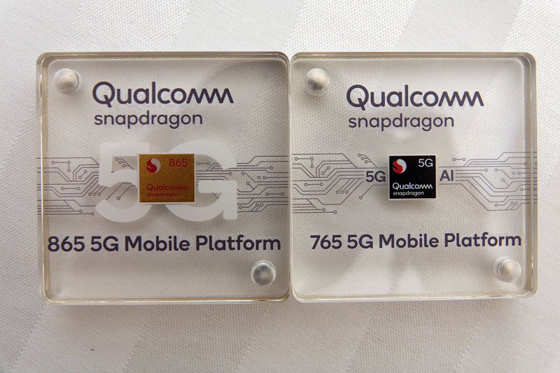 Snapdragon 865（左）と765（右）
