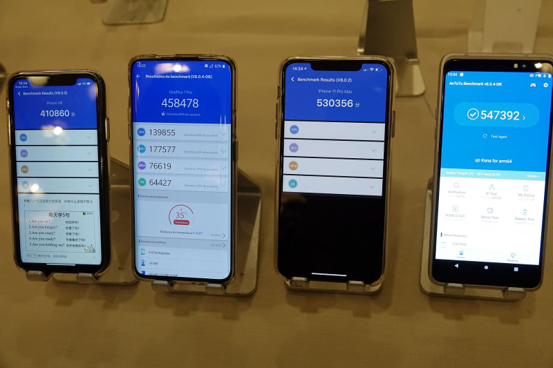 左からおそらくiPhone X、One Plusの機種。そしてiPhone 11 Pro Max、Snapdragon 865搭載のテスト端末