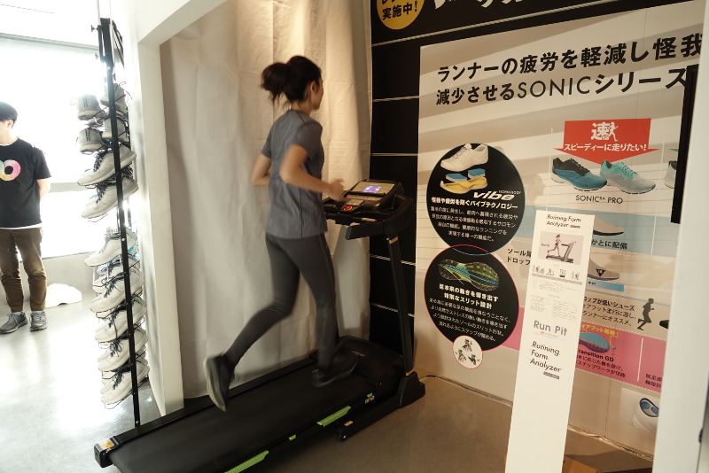 左＝設置されるトレッドミル　右＝録画中の様子
